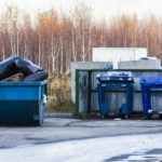 Jakie korzyści niesie przeznaczenie kontenerów na śmieci w budownictwie?
